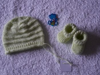 Ensemble vert clair neuf 0/3 mois : Bonnet + chaussons