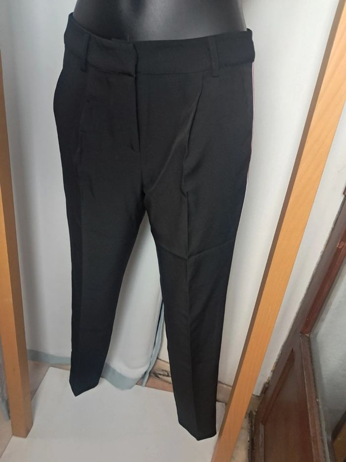 Les petites bombes pantalon ajusté T.36 neuf - photo numéro 2