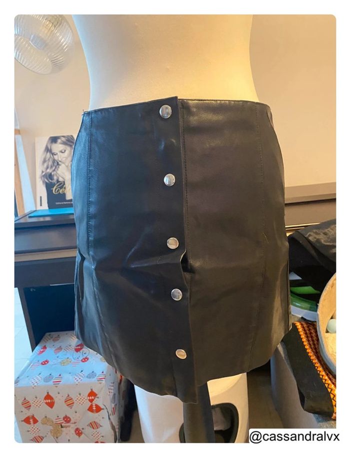 Jupe simili cuir noire - Mango