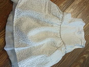 Superbe robe H & M taille 6 / 9 mois