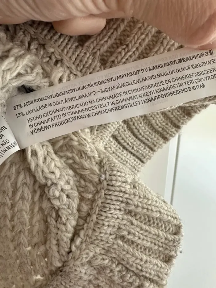Cape en maille beige avec col roulé et boutons - Élégance hivernale - photo numéro 6