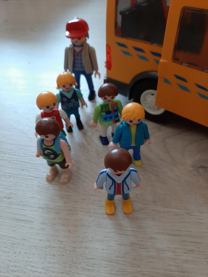 Bus et personnages Playmobil - photo numéro 3