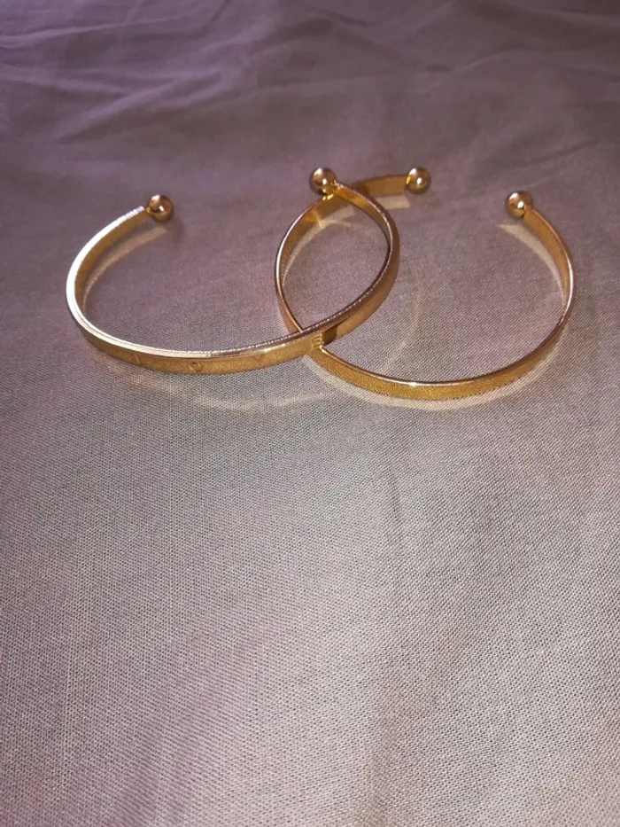 Lot de 2 magnifiques bracelets jonc en métal doré, shein, neuf avec étiquette