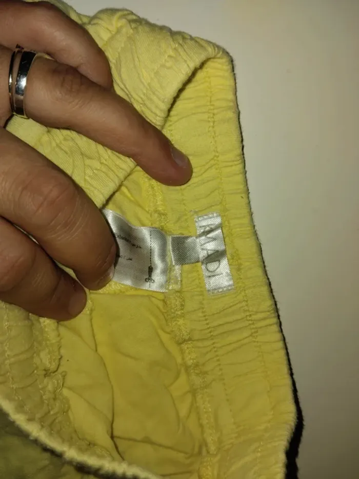 Short jaune - photo numéro 3