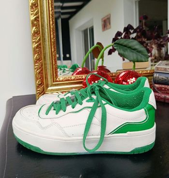 Baskets blanches et vertes (tennis)
