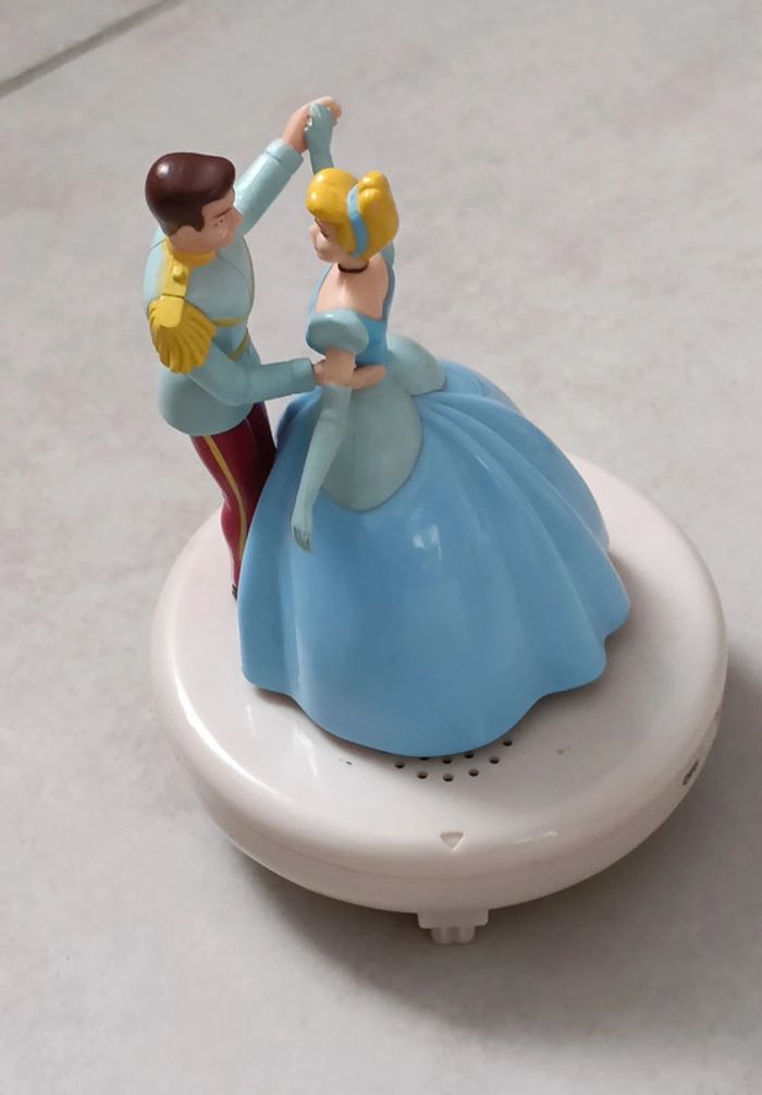 Figurine musicale avec Cendrillon et son prince - photo numéro 2