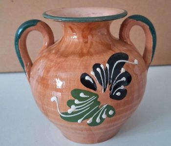 Petit vase en tetre cuite au décor peint