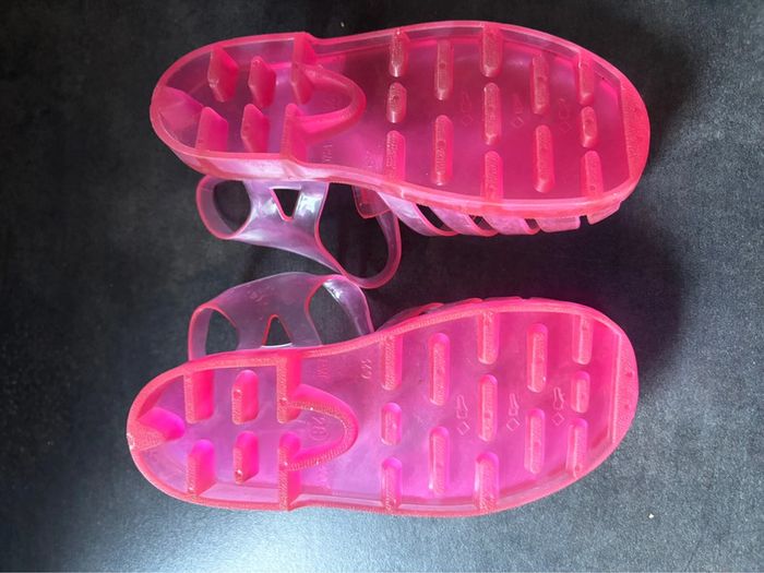 Sandales en plastique taille 28 - photo numéro 3