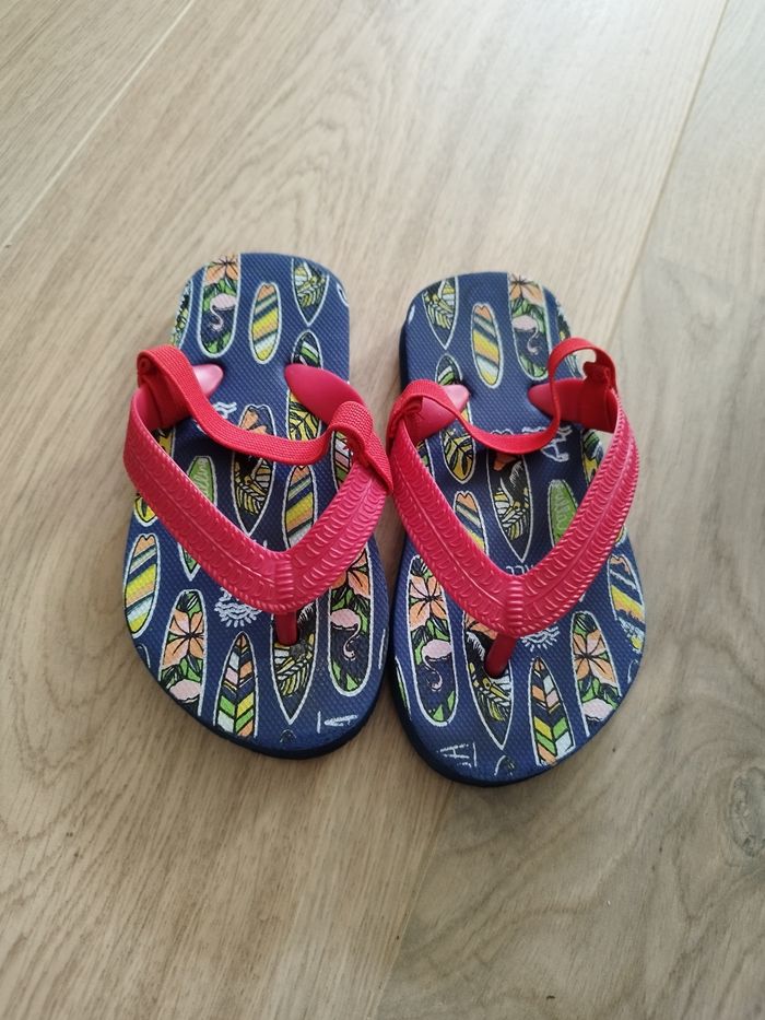 Tongs bleu et rouge à motifs