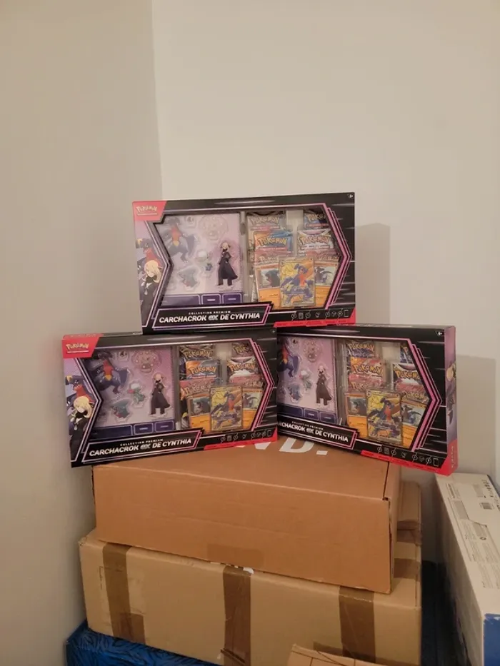 3 x coffrets Pokemon Collection Premium Carchacrock de Cynthia
