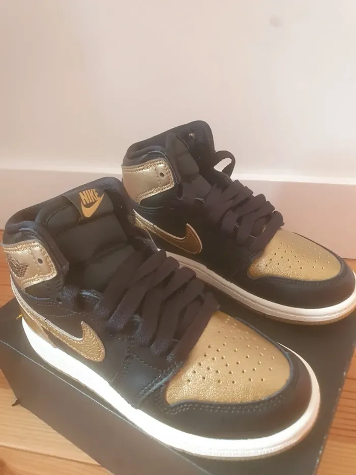 Nike Jordan 1 Retro "gold metallic"(28 et 28.5) - photo numéro 3