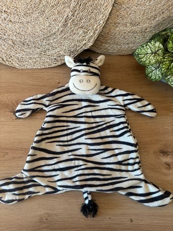Doudou plat zèbre blanc noir kimbaloo la halle