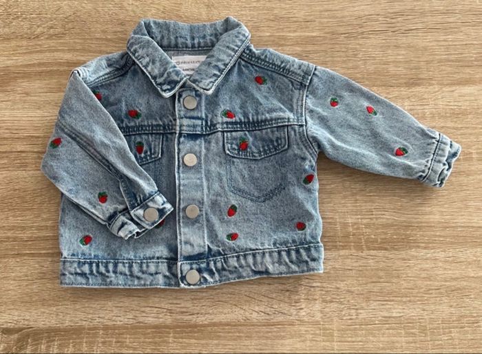 Veste en jean et fraises brodées - bébé fille - Primark
