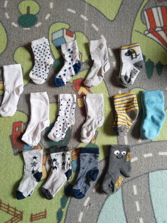 Lot 14 paires de chaussettes diverses marque taille 16-18