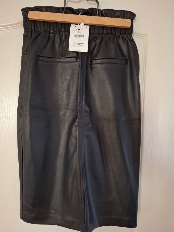 Jupe noire  simili cuir neuve de bershka - photo numéro 2