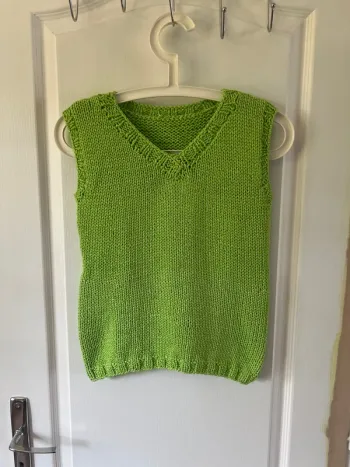 Très joli pull sans manche taille 36 tricoté main