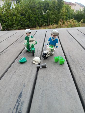 Lot de 2 playmobils policiers vintage
