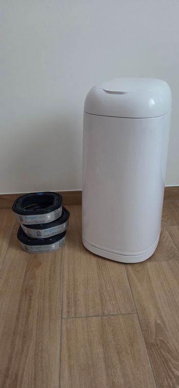 Poubelle de couches avec 3 recharges comprises
