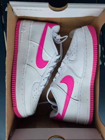 Nike air force 1 taille 38,5 neuves blanc rose fuchsia