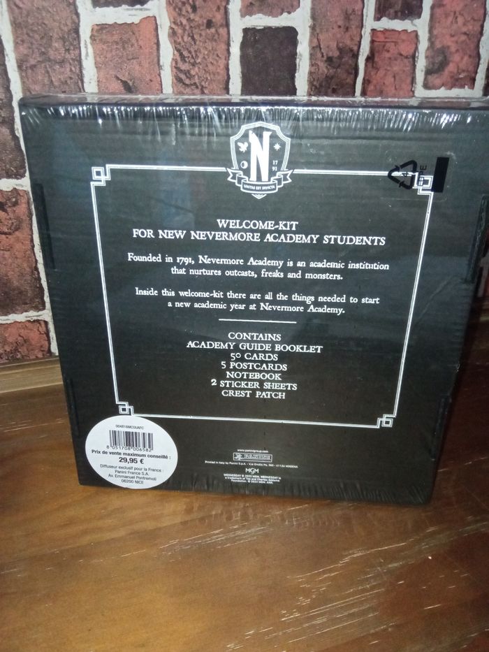 Coffret de la série Mercredi sur Netflix - photo numéro 3