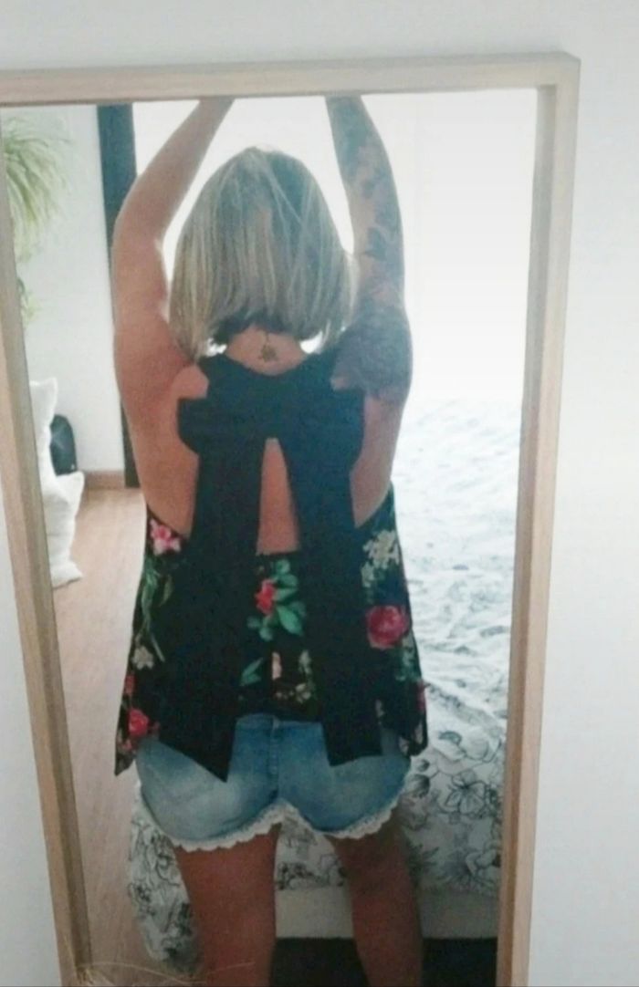 Top dos nu fleuries  taille 38.