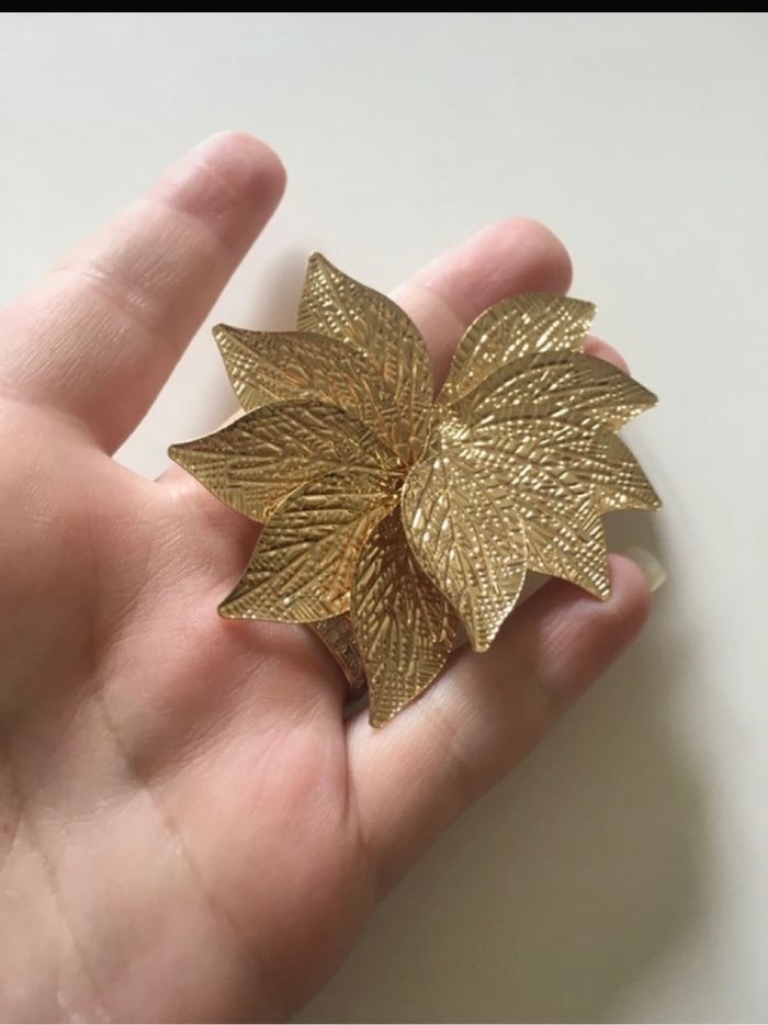 Boucles d’oreilles NEUVES pour femme forme pétales de fleurs couleur doré - photo numéro 4