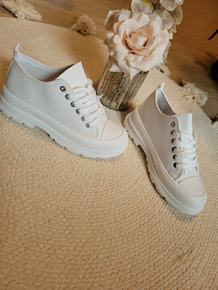 Baskets en toile neuves.