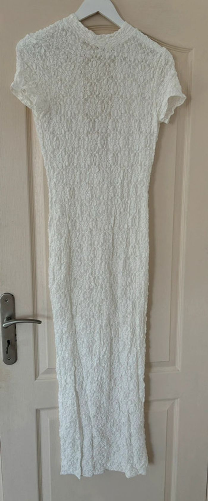 Robe longue blanche à dentelles transparente