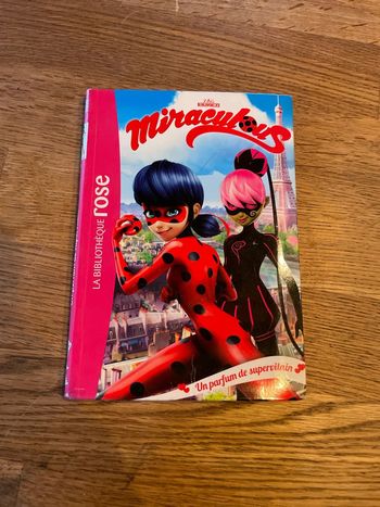 Livre La bibliothèque Rose Miraculous Un parfum de supervilain