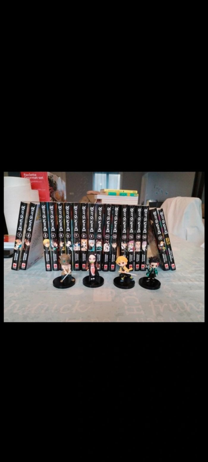 18 livres demon slayer et figurines