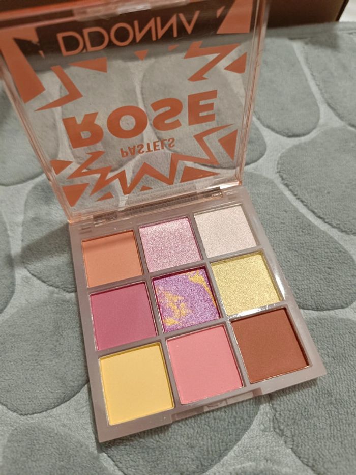 Maquillage Palette rose - photo numéro 2