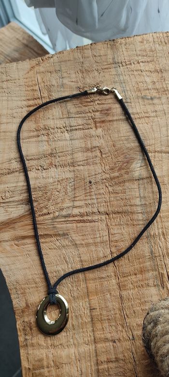 Collier doré avec fermoir