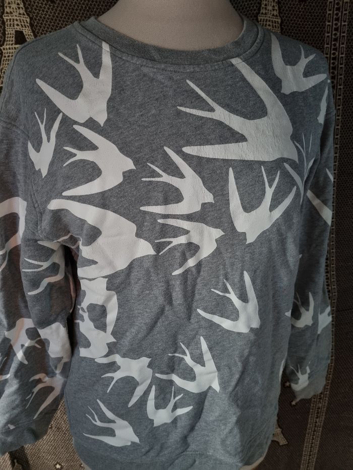 Sweat gris avec hirondelles blanche taille S mixte - photo numéro 2