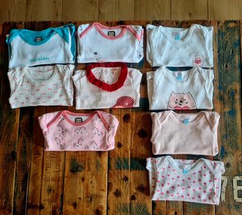 Lot de 9 bodies pour bebe fille.