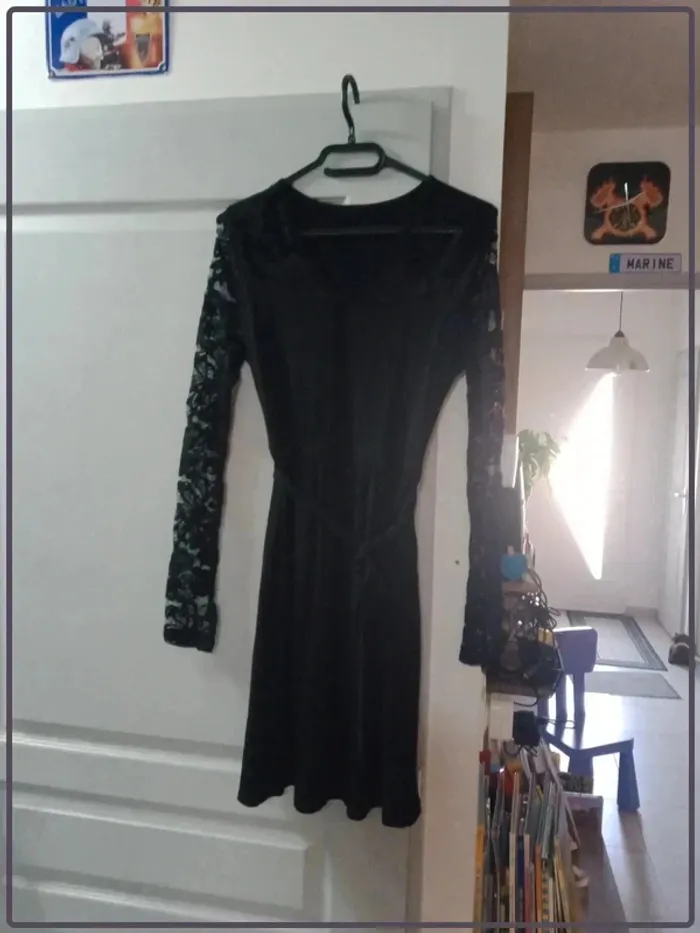 Robe noire, manches dentelle