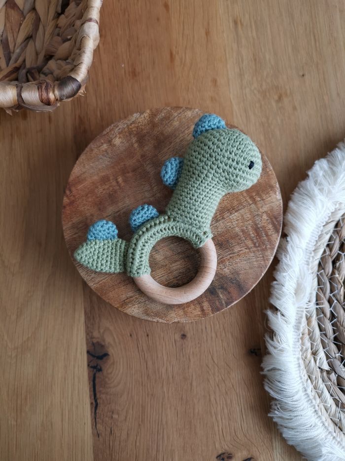Hochet en crochet dinosaure