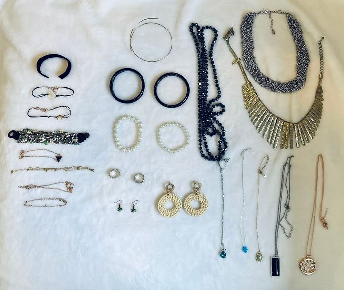 Lot de bijoux (bracelets, boucles d'oreilles, colliers, bagues, etc.)
