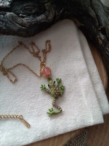 Collier grenouille avec pierre de quartz fraise
