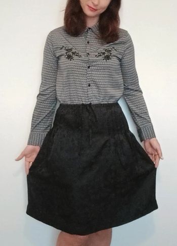 Jupe mi-longue satinée noir chic taille 38