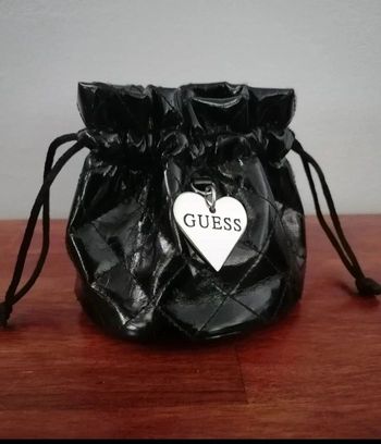 Pochette Guess 11x 11 cm avec lacet de serrage