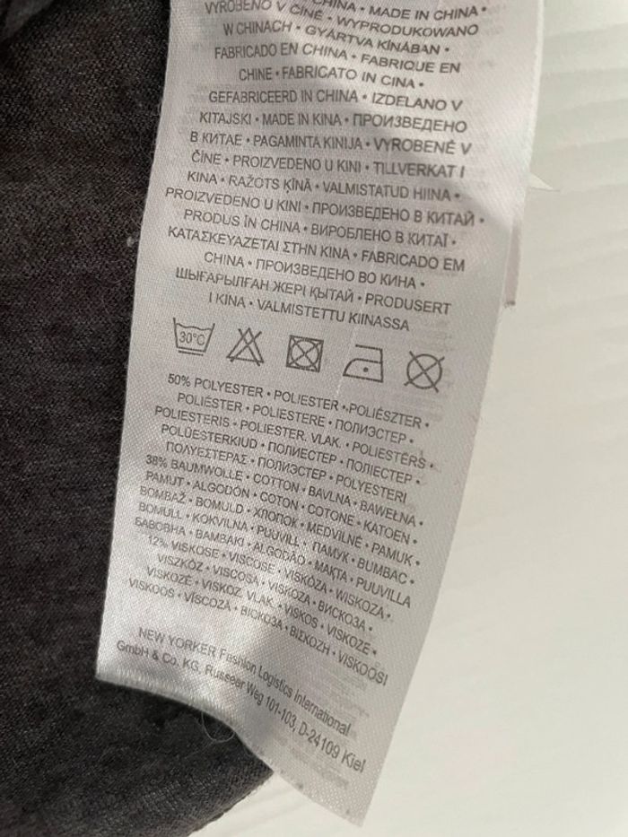 Haut t-shirt gris foncé à écritures numéro motifs léopard rose à manches courtes col rond - photo numéro 5