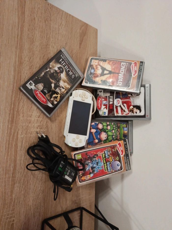 PSP blanche avec câble et 6 jeux - photo numéro 2