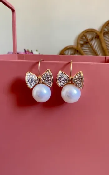 Boucles d’oreilles dorées nœud strass & perle