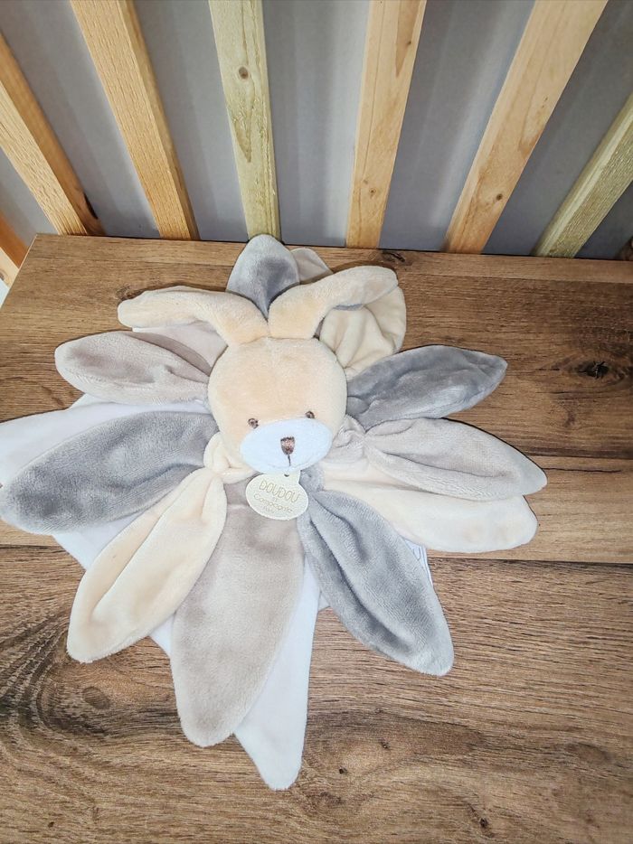 Lapin pétales beige doudou et compagnie