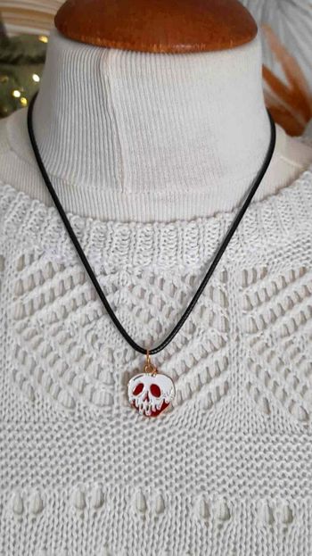 Bijoux Halloween | Collier avec pendentif pomme empoisonnée