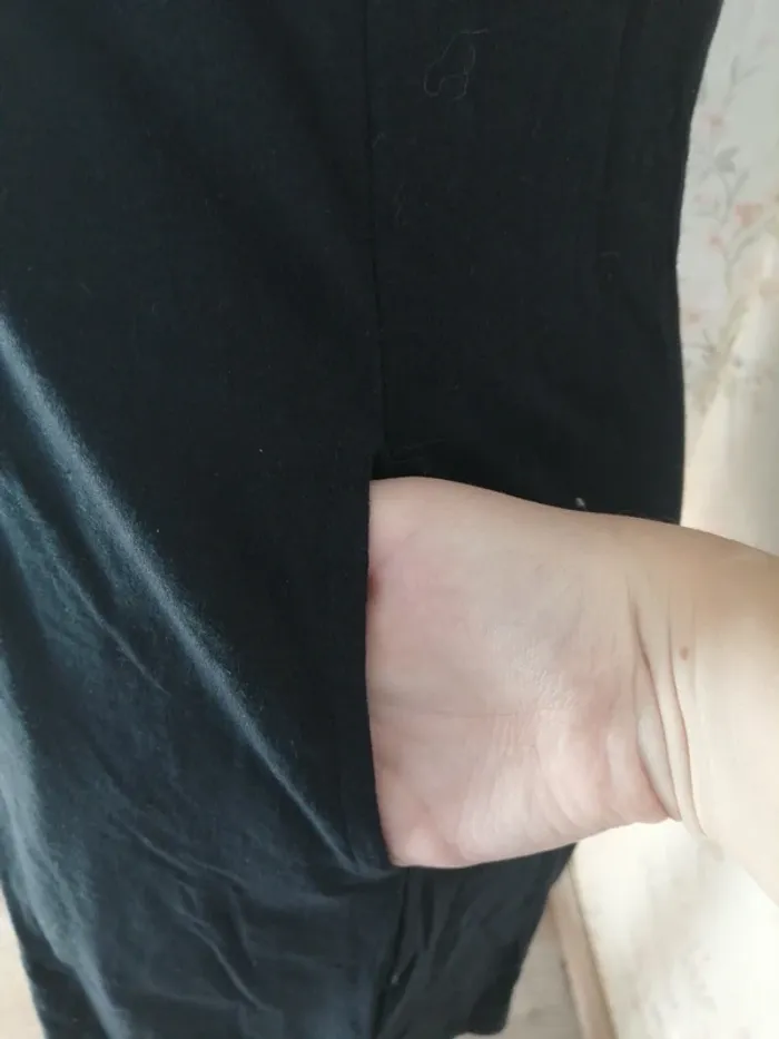 Robe noire à manches longues avec broderies et déchirures / sans marque / (M) - photo numéro 4