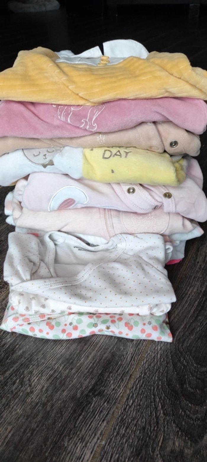 Lot bodies et pyjama fille 3 mois