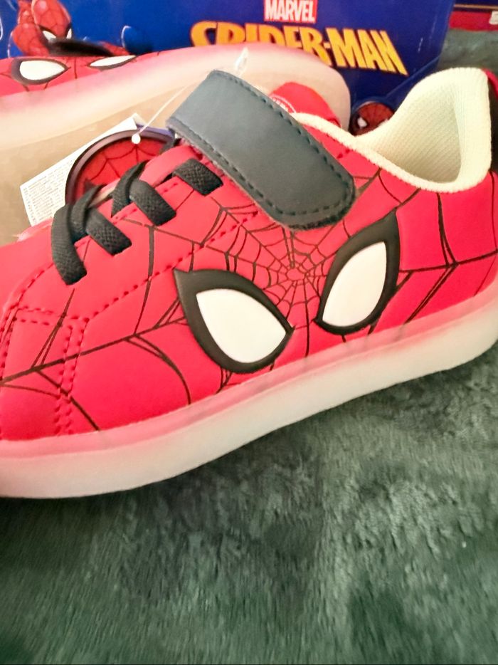 Basket Spiderman Marvel lumineux - photo numéro 6