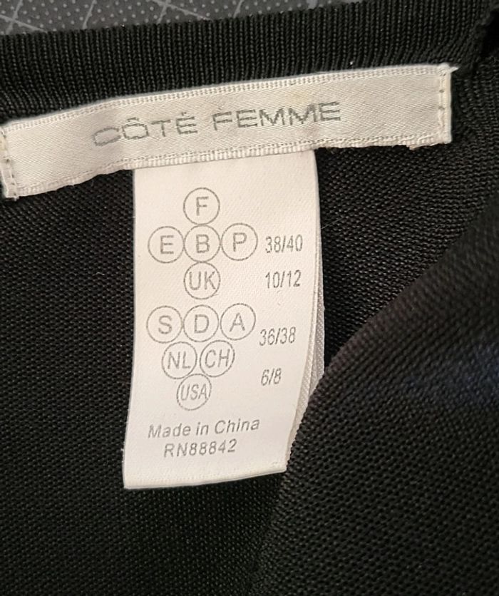 Magnifique matière pour ce pull gilet noir. 3 boutons. Côté femme neuf. M38/L40 🥰 - photo numéro 6