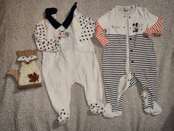 Lot de 2 pyjamas dont 1 Disney Mickey 12 mois